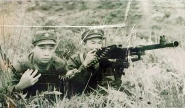 老山战役，幸存的黑豹突击队队员年年相聚，站成一排等待班长点名