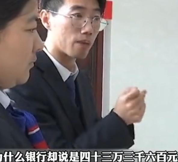 一家人去银行存钱，两千块钱不翼而飞，女子：像变戏法一样