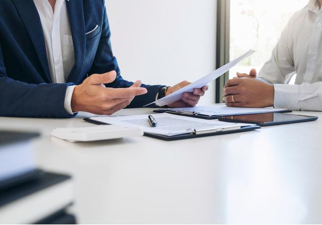 百万保险代理人减少，收入不够请客吃饭 卖保险还不如送外卖？