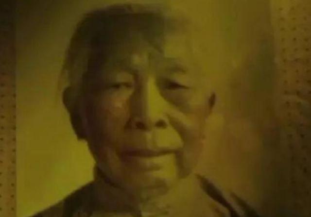 1949年，女乞丐找到政府，将破棉衣里的16两黄金上交，后来如何了