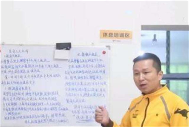 姚志刚：辞去银行行长自主创业，亏损230万后却因送外卖走红