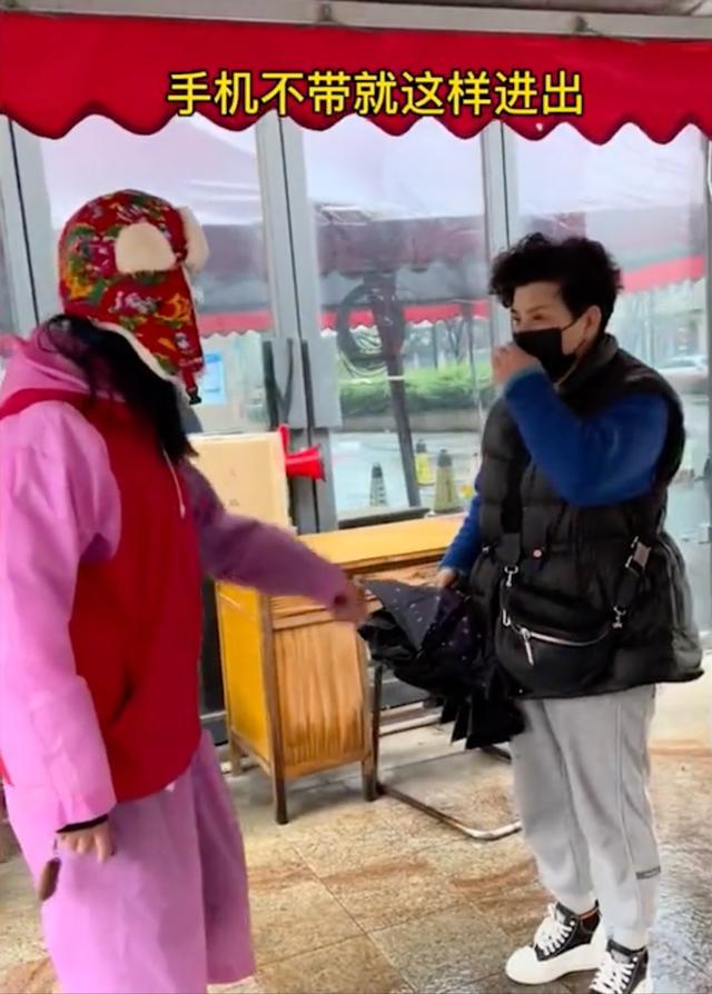 女儿当防疫志愿者，亲妈“走后门”被拒：叫你家属来领你