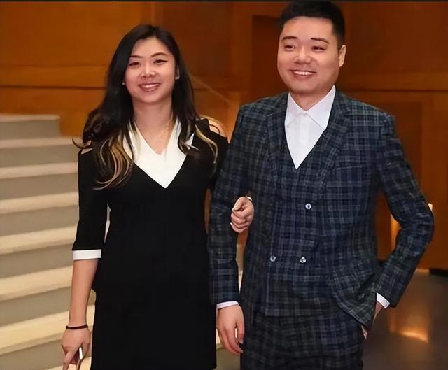 丁俊晖与队友石春侠陈习娟想给小情侣更多的空间,主动回国,让张元元