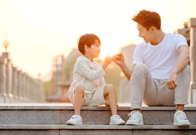 “刀子嘴”的家长不吐不快，孩子却很受伤，“挖苦式”教育该停了