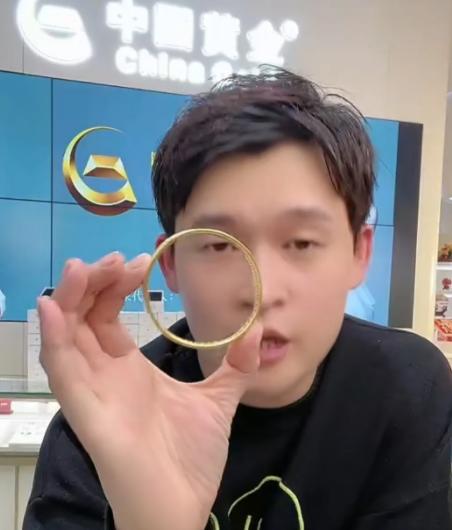 网红小沈龙直播发飙，近3万块的黄金手镯卖3999元，亏了两个多亿