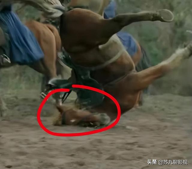 官媒点评《且试天下》剧组虐马事件，另外两部剧的求生欲堪称典范