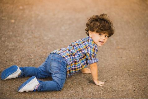 孩子摔倒了扶不扶？怎么扶？你的反应决定了孩子以后的性格