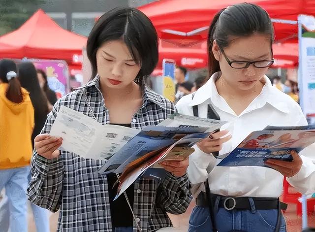 5所大学被称为“选调生摇篮”，想当公务员的高中生，有望成赢家