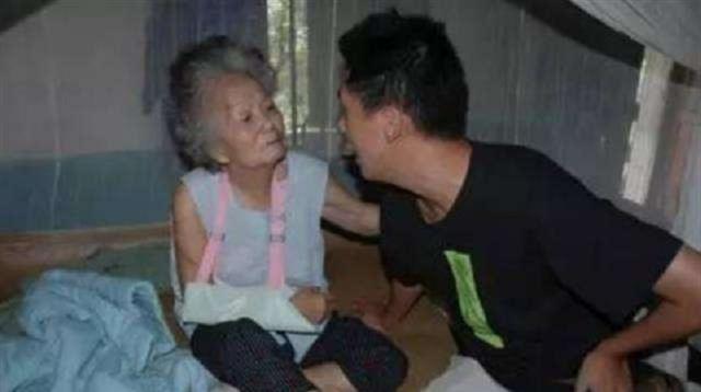八旬抗战老兵再婚，新婚夜才发现，新娘竟是失散60多年的结发妻子