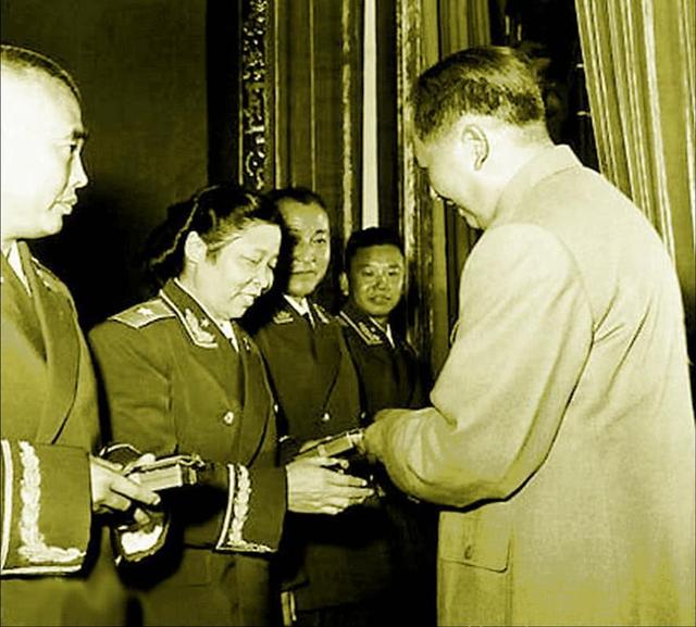 童养媳不堪丈夫毒打怒参军，30年后成开国少将回乡，点名要见前夫