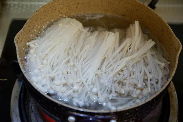 年龄大了，越要多吃肉？建议中老年人：多吃这4种肉，身体少生病