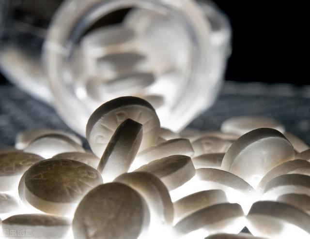 突发心梗，网传的8种自救方法，只有一种完全正确，速来了解