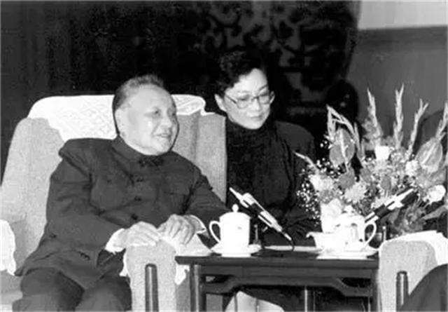 邓小平退休后享天伦之乐，临终前4天家人致信中央，提出五个要求