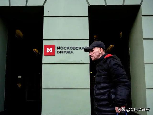 欧洲疫情回升，英国日增超10万！英国新冠首次封锁两周年