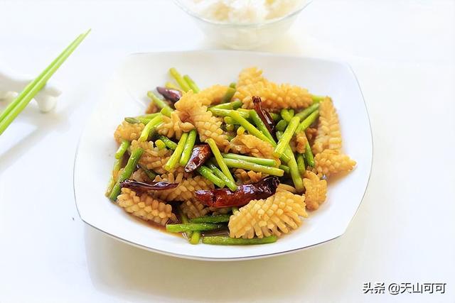 鱿鱼花怎么做好吃？和它搭配，几分钟炒一盘，脆嫩爽口无腥味