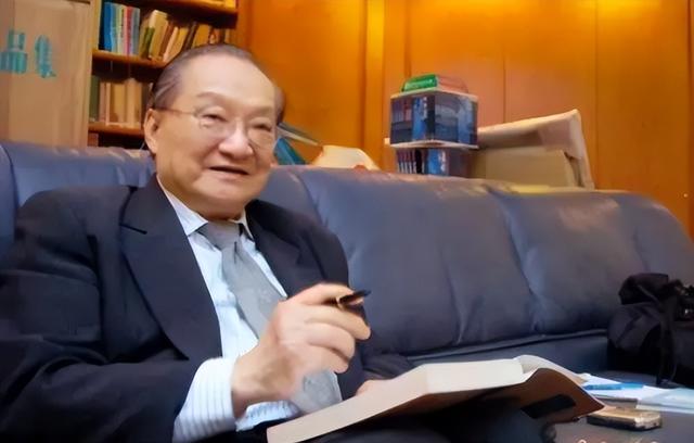 金庸要见邓小平，工作人员查到2事提议不见，邓小平：不用管它