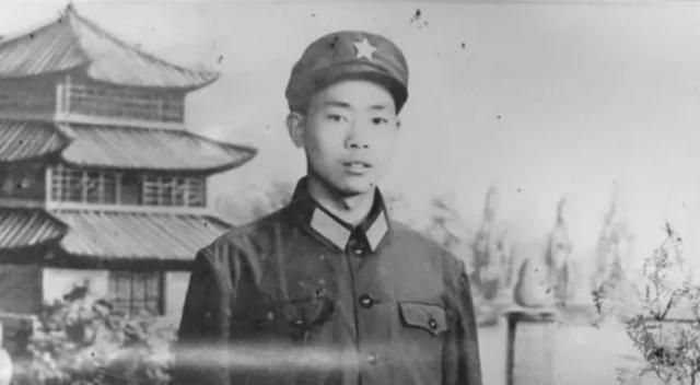 儿子21岁边陲牺牲，母亲因没钱，20年后才含泪到坟前：妈妈来晚了