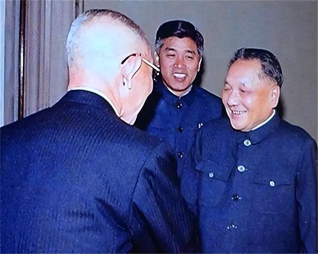 1978年日本记者刁难：钓鱼岛属于哪国，邓小平巧妙应答令人佩服