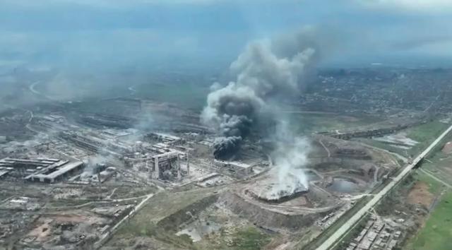 俄军动用大威力钻地弹！乌克兰纳粹军死活不投降，只剩灭亡一条路