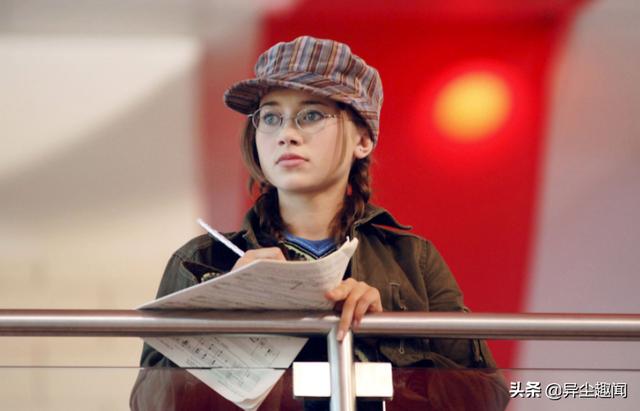 歌曲都是她伴奏的 歌舞青春 凯西15年后转型变气质美容大师 新闻时间