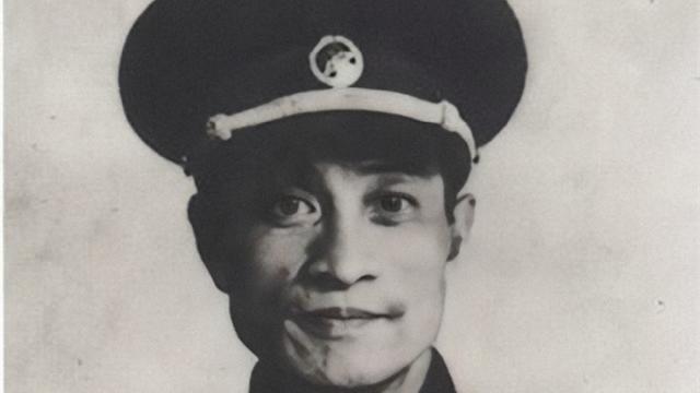 毛主席为红军电台发愁，一国军俘虏站了出来，25年后成开国中将