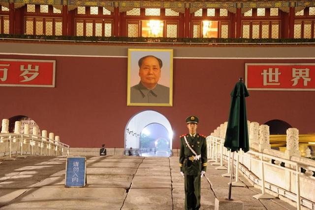 80年记者问邓小平：天安门毛主席像是否永远保留？邓小平如何作答