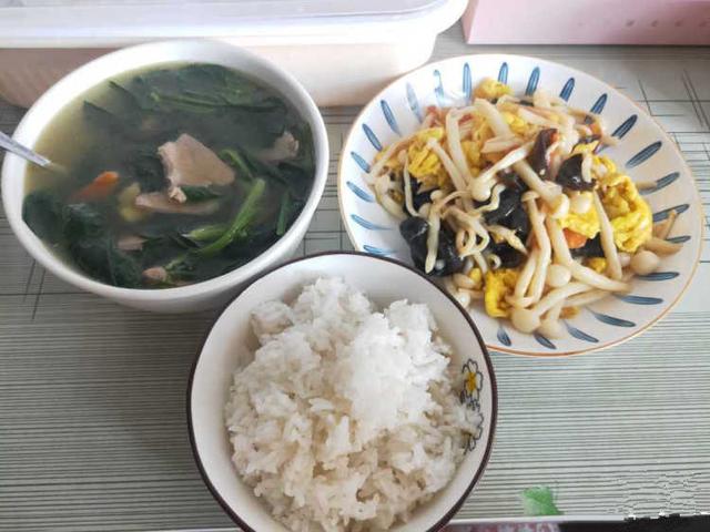 产妇产前125斤，产后维持在112斤，得益于她婆婆做的花样月子餐