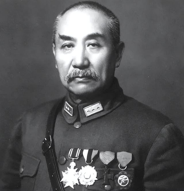 1950年徐向前去怀仁堂开会，周恩来看着最后一排笑了：你换个座位