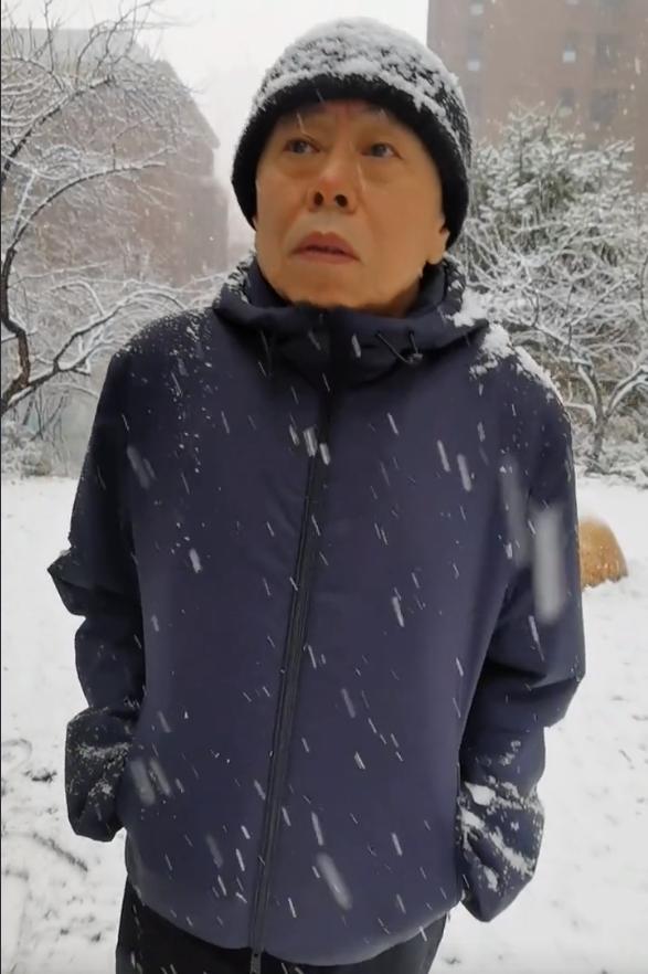 同样是雪天拍段子，冯巩留言区太暖心，潘长江却被嘲讽：别卖惨了