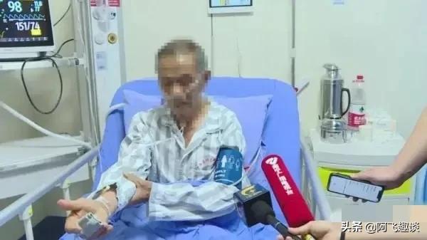 七旬老伯野外偶遇眼镜王蛇，被攻击的那一刻，看经验老伯如何保命