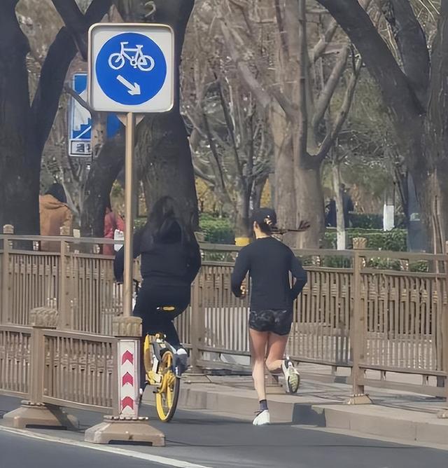 谷爱凌晒长跑成绩，身材发育得太好了，合影王皓妻子马甲线抢眼