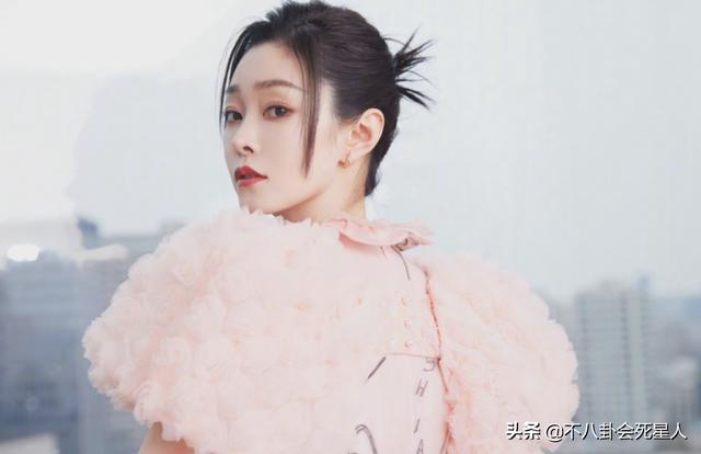 央视元宵女星PK：毛晓彤赢了金晨，万茜“败”在服装上