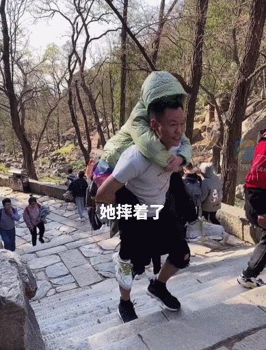 2009年女子翻墙摔截瘫，男友租5平房子照顾，连续四年背她爬泰山