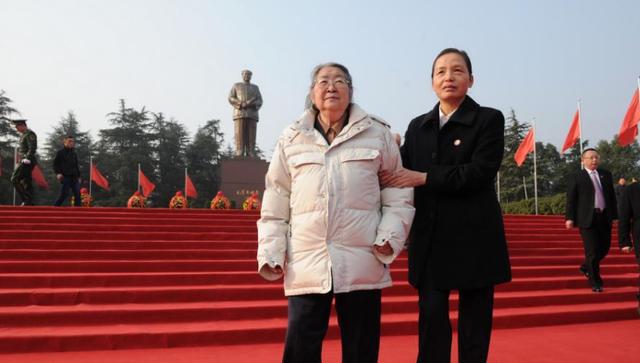 76年毛主席逝世后，中央得知李敏未能守灵，特意为其设置主席灵堂