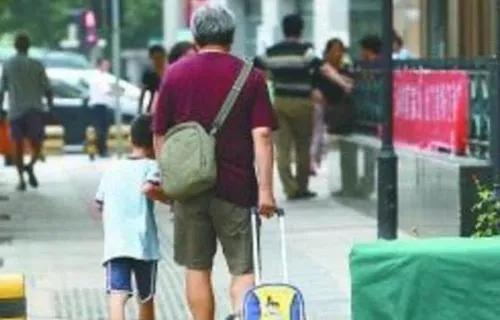 “新型啃老”方式出现，可多数父母并未发觉，还以为子女很孝顺