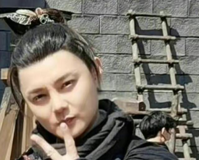 鹿晗浮肿到快睁不开眼，罗志祥苹果肌飞起，男明星状态太糟糕