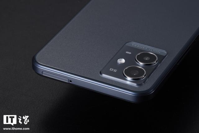 「IT之家开箱」vivo Y33s 5G 手机图赏：清蓝微光，经典深邃