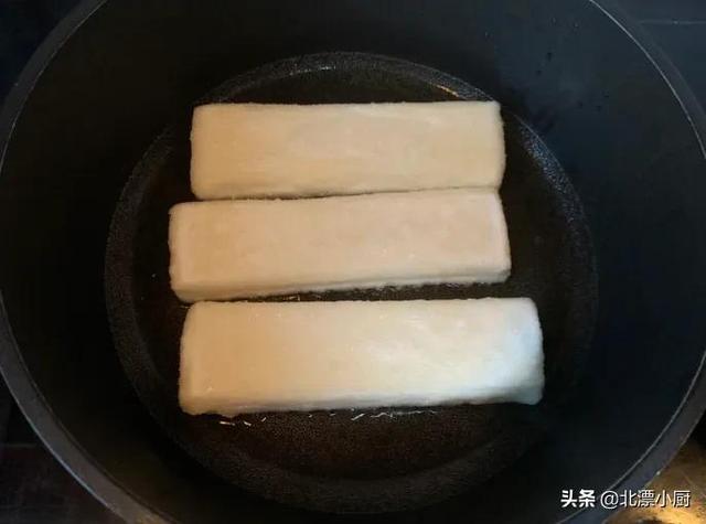 正月初二，别忘开门迎财神，还有“忌3事吃3样”，迎财神过新年