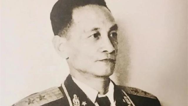 毛主席为红军电台发愁，一国军俘虏站了出来，25年后成开国中将