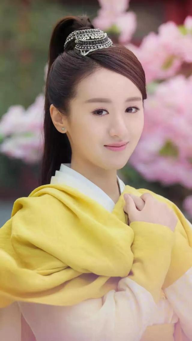 一部《琉璃》更是火爆全网,也带动了袁冰妍的古装之路