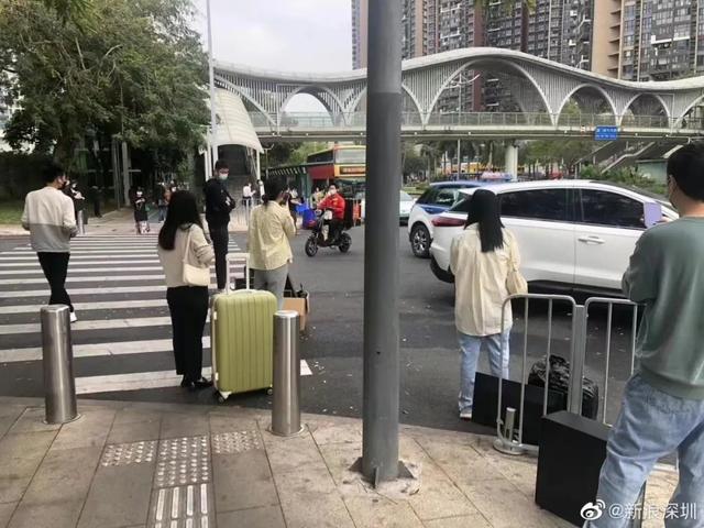 深圳报复性复工：地铁挤成演唱会现场，扛主机的打工人重现江湖