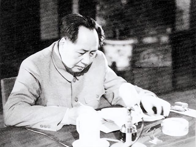 1972年，毛主席穿睡衣参加陈毅追悼会，遗孀眼含泪花：您怎么来了
