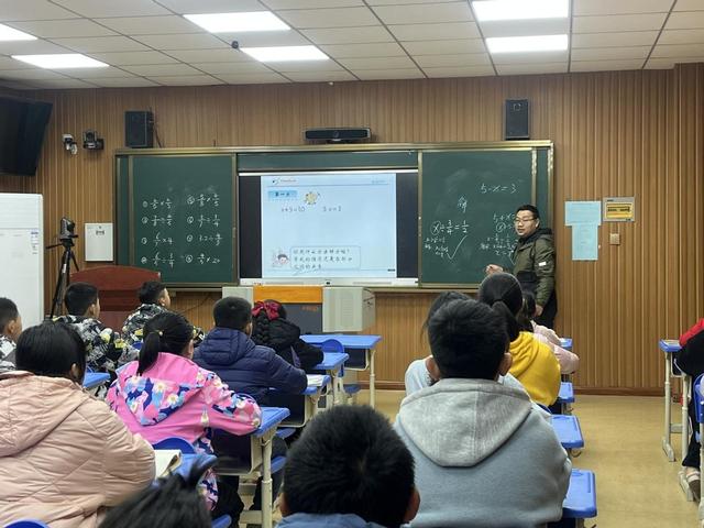 历经磨练 不负芳华——磁钟乡中心学校语数优质课赛讲活动