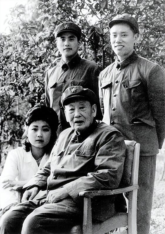 1950年陶峙岳回京，毛主席请他吃饭：我毛泽东的饭与蒋介石比如何