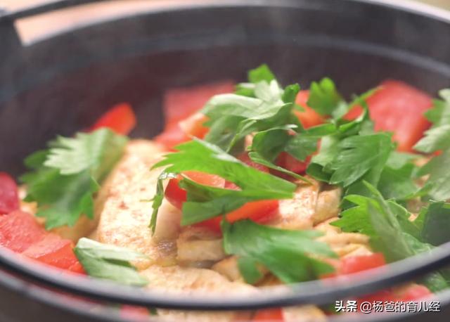 五花肉这样吃太美味，搭配芹菜和豆腐，营养又解馋，孩子特爱吃