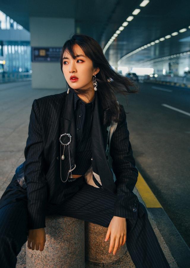姚安娜风格大变差点认不出气场盖过姐姐全黑穿搭星味十足
