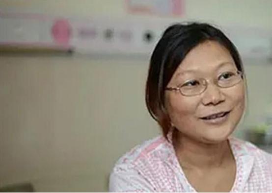 折翼天使顽强产婴，34岁四肢截肢孕妇，靠腕部发力顺利当妈