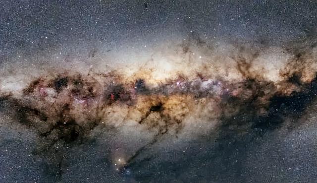 银河系的中心为何很亮？好比把120万颗恒星放进太阳系，能不亮吗