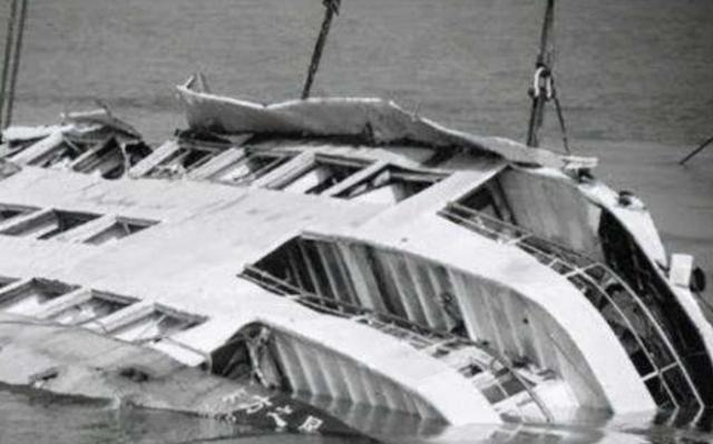 1985年松江花發生嚴重沉船事故，駕駛員參與打架，導致171人喪生