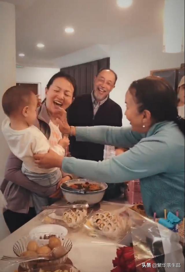 吕丽萍喜迎62岁生日，老公孙海英深情献花，两人感情甜蜜